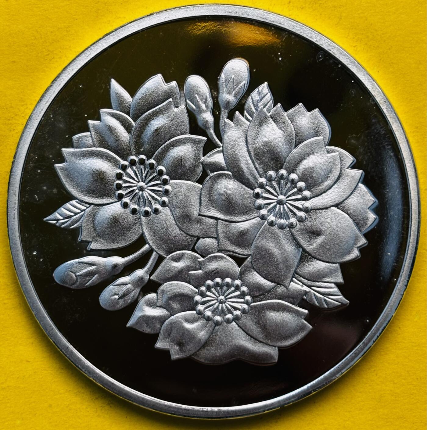 【金马踏春，泉马奔腾】2026 年新年贺岁场，（定于年初五接财神截拍）祝各位老板马到成功，马上有钱，愿岁岁平安喜乐顺遂 日本樱花艺术大型镀银精制纪念章 28.9 克