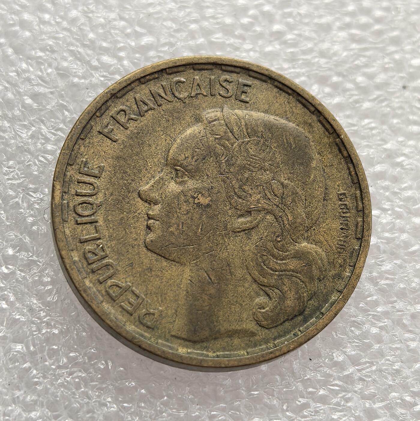 外国优质老铜币高银银币，周六九点倒数截拍，满百包邮，持续收拍，年后发货 法国 1951 年50 法郎铜币B版，属于法兰西第四共和国时期的流通货币。当时法国正处于战后经济重建与社会复苏阶段，该币以象征法国民族精神的高卢雄鸡与玛丽安娜头像为设计，见证了战后法国货币体系的稳定与国家认同的延续。