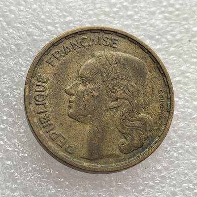 外国优质老铜币高银银币，周六九点倒数截拍，满百包邮，持续收拍，年后发货 - 法国 1951 年50 法郎铜币B版，属于法兰西第四共和国时期的流通货币。当时法国正处于战后经济重建与社会复苏阶段，该币以象征法国民族精神的高卢雄鸡与玛丽安娜头像为设计，见证了战后法国货币体系的稳定与国家认同的延续。