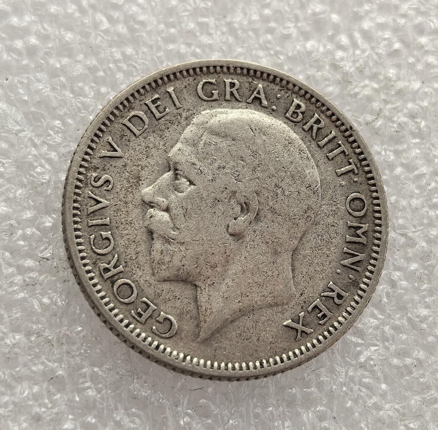 外国优质老铜币高银银币，周六九点倒数截拍，满百包邮，持续收拍，年后发货 英国 1932 年 1 先令银币，属于乔治五世时期的流通货币。当时英国正深陷经济大萧条，该币以 “皇冠上的狮子” 为设计，象征着君主权威与国家韧性，是英国在危机中维系货币体系、稳定殖民统治的重要见证。