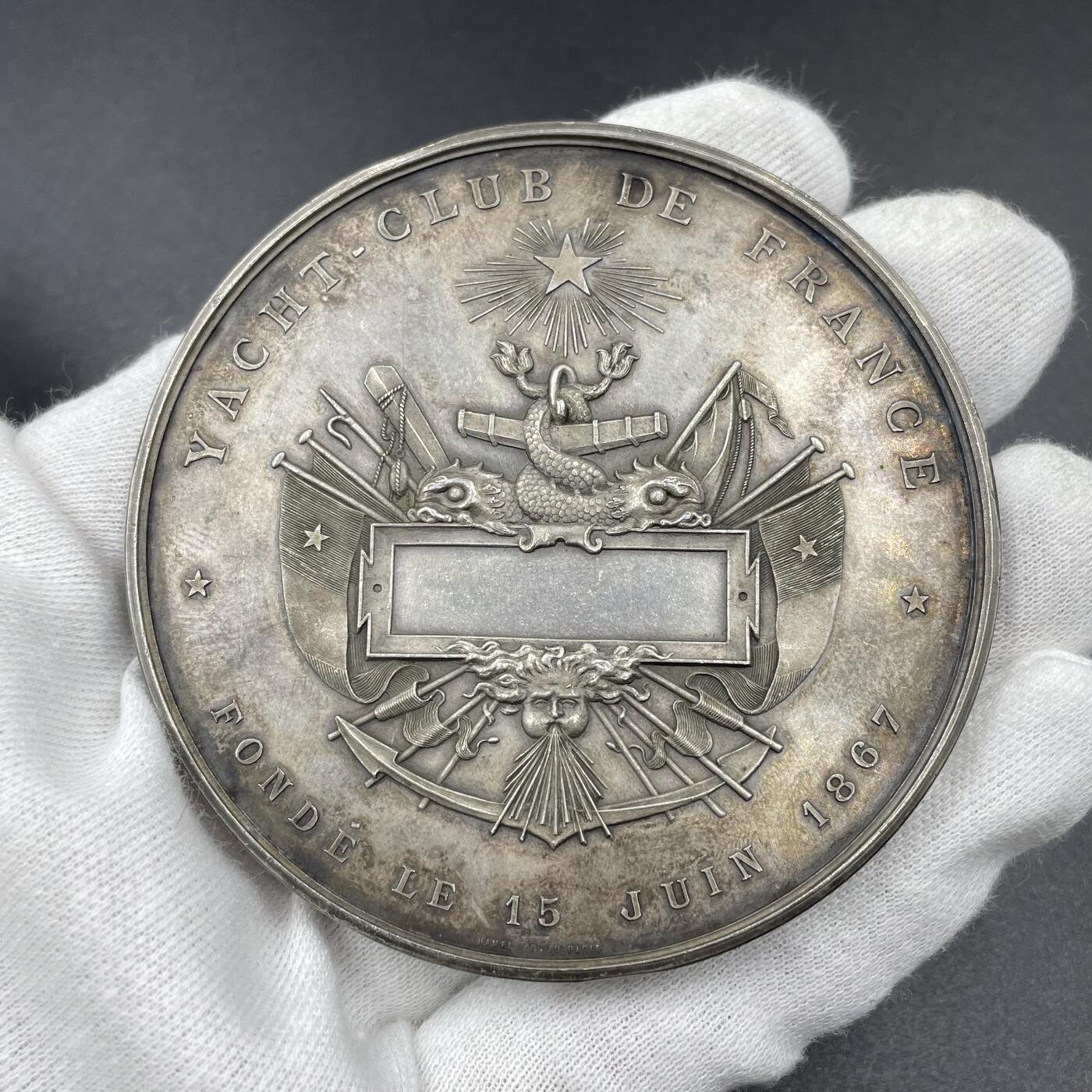 「木头集藏」“ 新岁撷珍”——章牌精品专场！ 法国游艇俱乐部大银章，直径：68 mm，149.7 g,边铭：丰饶角 ARGENT，正面拉丁语：“休闲航海”、“在娱乐中学习驾驭”，少见银章，边有磕碰，正背面品相不错。