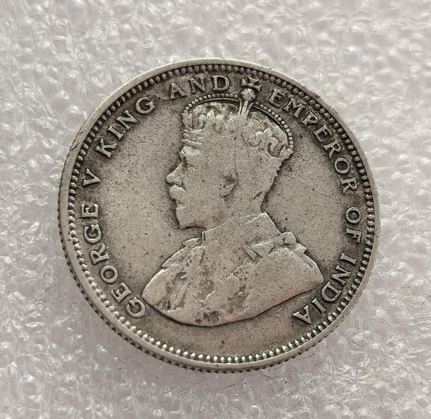 外国优质老铜币高银银币，周六九点倒数截拍，满百包邮，持续收拍，年后发货 英属海峡殖民地 1926 年   20 分银币，属于乔治五世时期的流通货币。当时海峡殖民地是英国在东南亚的商贸核心，该币以国王头像与面值为设计，见证了英国殖民统治下东南亚的货币统一与商贸繁荣，是殖民经济体系的重要遗存。