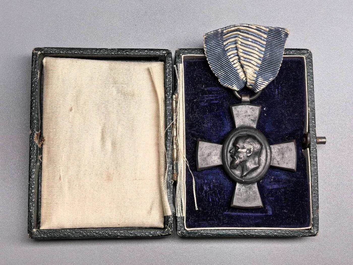 小驴勋章奖章收藏2月7日周六晚六点拍卖（珍爱和平，收藏战争，铭记历史，勿忘国耻，忠党爱国。有偿代拍，送拍规则在简介最后，参拍须阅读规则后再参拍，关系到运费包装发货时效真假辨别等关键信息，拍卖时不再发原图，看大图店主微信码在拍卖店铺介绍里）