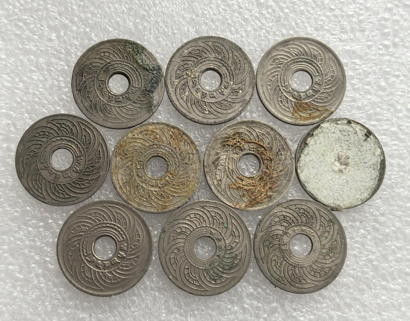 外国优质老铜币高银银币，周六九点倒数截拍，满百包邮，持续收拍，年后发货 20 世纪早中期泰国  中孔小额辅币（多为 1 萨当）10枚，正面铸泰文面额与本土神话那伽（蛇神）图腾，背面为螺旋纹饰，中孔形制受东方钱币文化影响，融合佛教文化，见证泰国货币体系近代化进程。