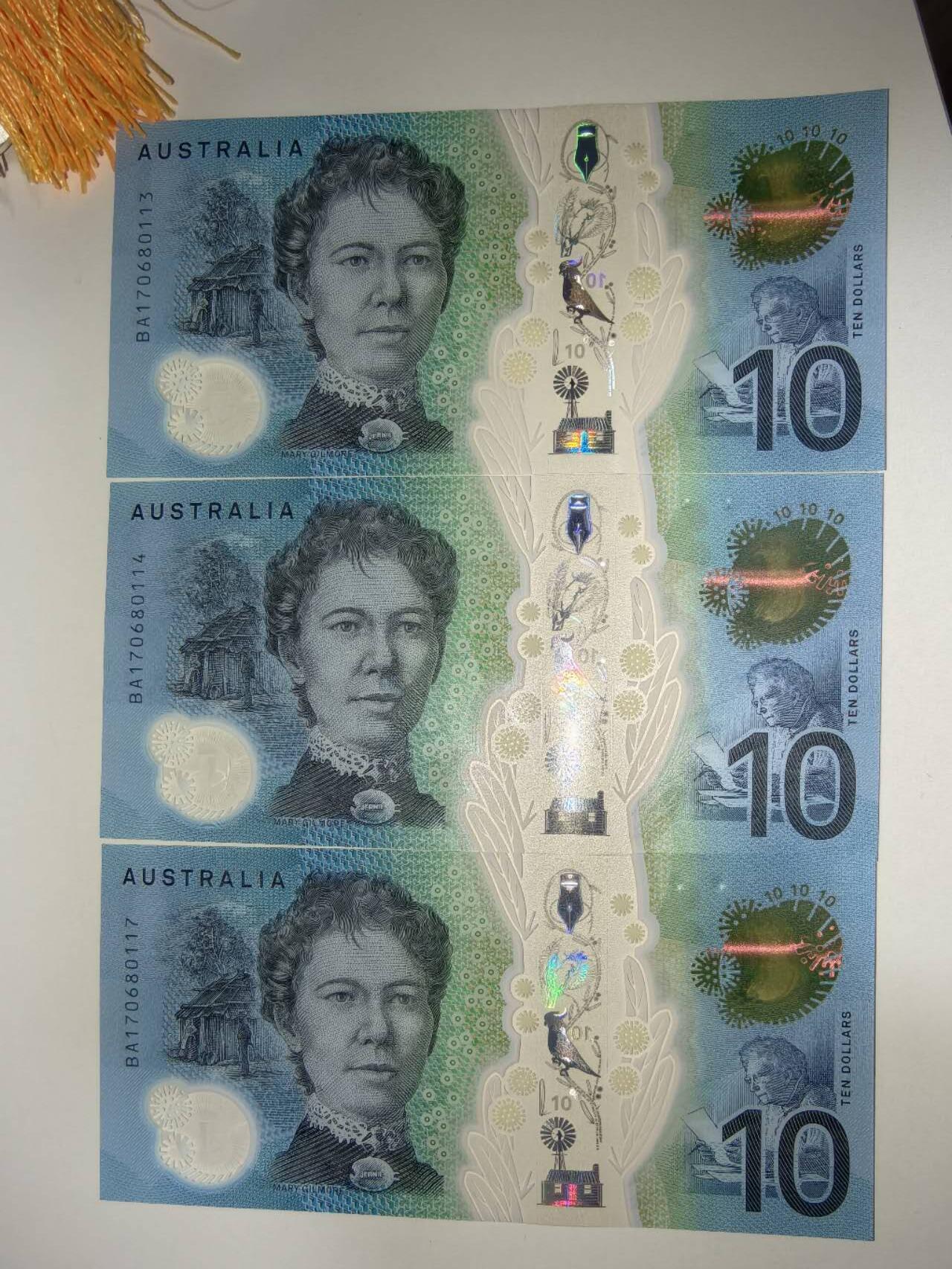 春节钱币瓷器清货捡漏拍场 澳大利亚新版明亮版10元塑料钞 全新UNC三张，部分连号