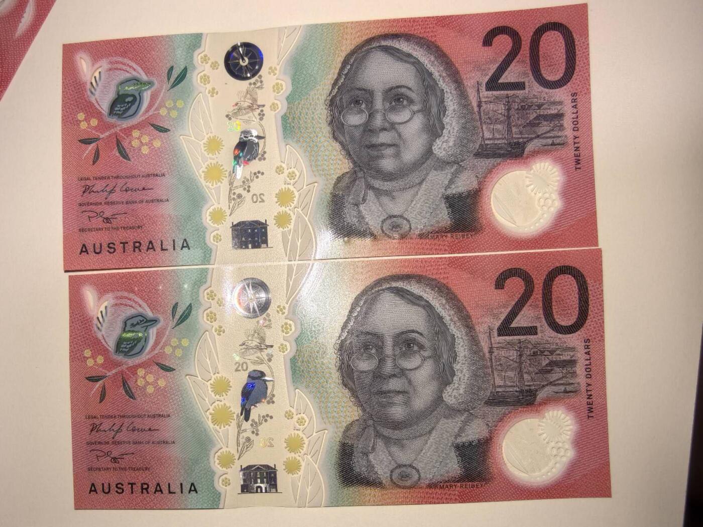 春节钱币瓷器清货捡漏拍场 澳大利亚新版明亮版20元，全新UNC连号两张，很漂亮