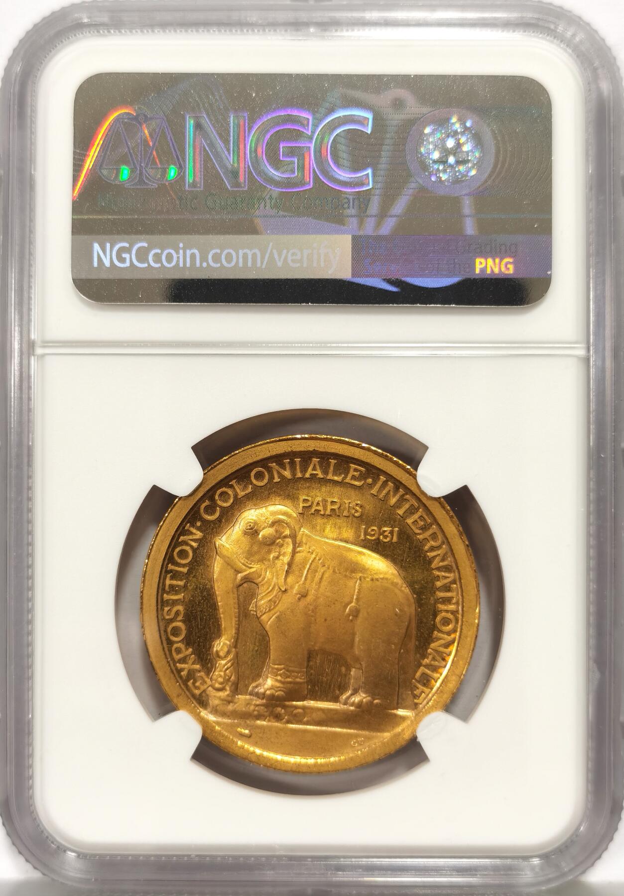 博洋堂“心向春光”2月精品大拍专场暨第160期（全场包邮） NGC MS64 法国1931年巴黎国际殖民展览会亚洲馆纪念章镀金版，存世量远少于仿古铜、镀银款。正面为暹罗头饰女性半身像，环饰“ASIE”铭文与花卉纹；背面是南亚雕塑风格大象，线条流畅，彰显东南亚殖民特色。此章为20世纪造币设计新星Morlon作品，高浮雕工艺打造出镜面观感，质感极佳。1931年巴黎世博会是史上规模最大的殖民主题展会，旨在展现法国殖民帝国成就。