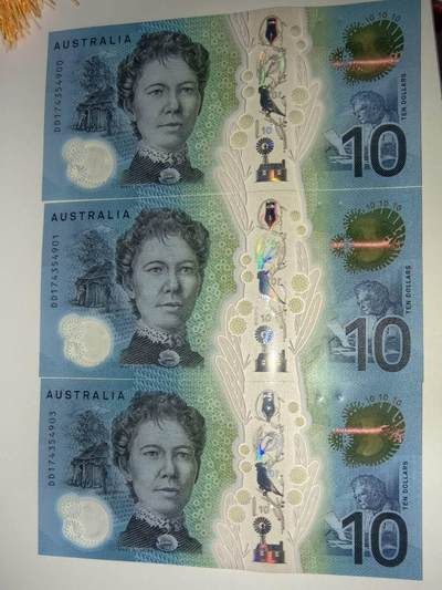 春节钱币瓷器清货捡漏拍场 - 澳大利亚新版明亮版10元塑料钞 全新UNC三张，部分连号