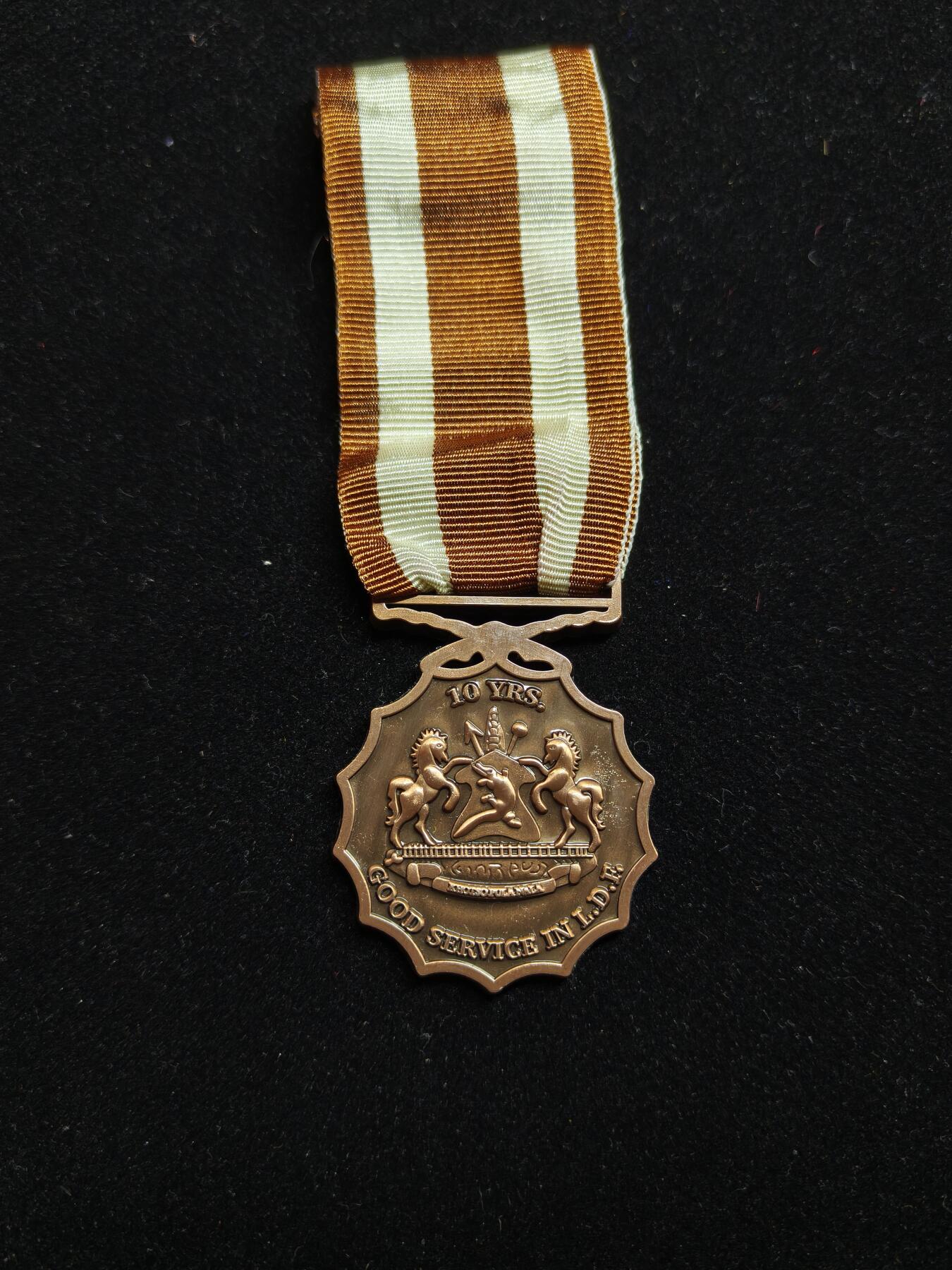 2026新年第一场  莱索托王国铜级军事服役奖章   授予为莱索托王国服役满10年且无过错的军人，作为一个国中之国，莱索托王国人口仅仅230万，军队更是少的可怜仅仅只有三千人这还是陆海空三军