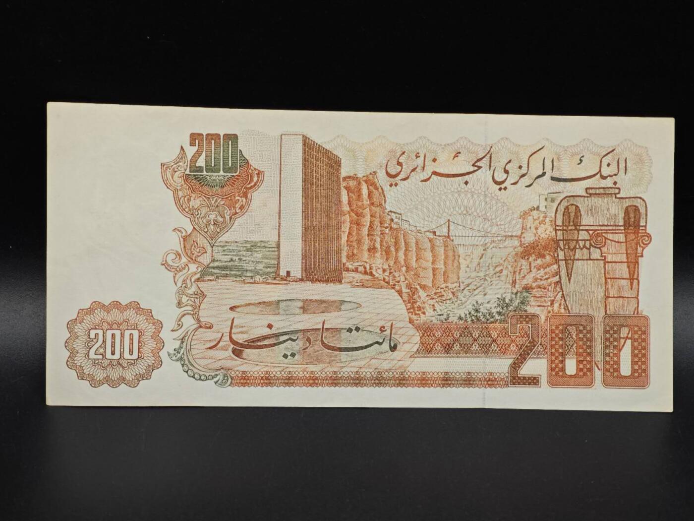 【淘币小摊】实时拍第八百六十五拍   纸币场    年前最后一周之前预留预留8号9号全部发出请更换最新收货地址不方便收货的请勿参拍或者顺丰到付 阿尔及利亚200第纳尔纸币【有折】