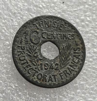 外国优质老铜币高银银币，周六九点倒数截拍，满百包邮，持续收拍，年后发货 - 法属突尼斯保护国 1942 年   10 生丁锌币，正值二战北非战场激战时期。当时突尼斯受战时物资短缺影响，以廉价锌铸币，中间圆孔是小额硬币典型设计，一面法语标识殖民身份，另一面阿拉伯文呼应本土文化，见证了殖民统治与战时经济的双重历史。