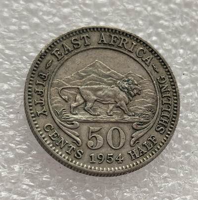 外国优质老铜币高银银币，周六九点倒数截拍，满百包邮，持续收拍，年后发货 - 英属东非 1954 年   50 分（半先令），属于伊丽莎白二世初期的货币。币面狮子与乞力马扎罗山的设计，见证了英国殖民统治末期东非的货币体系，也反映了战后非洲民族独立运动兴起前的殖民经济特征。