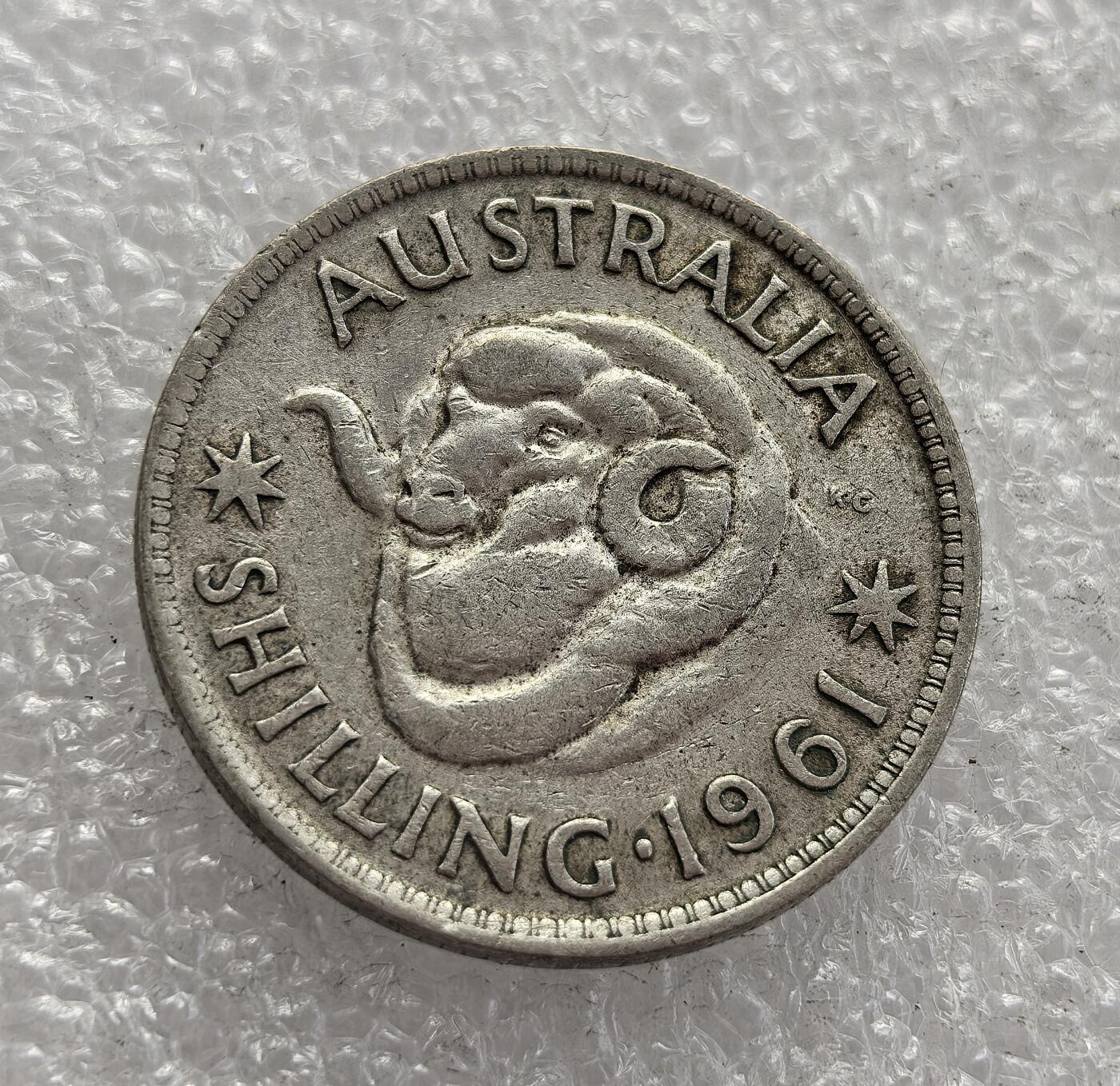 外国优质老铜币高银银币，周六九点倒数截拍，满百包邮，持续收拍，年后发货 澳大利亚 1961 年 1 先令银币，属于伊丽莎白二世时期的流通货币。币面的绵羊头图案是澳大利亚畜牧业的象征，见证了该国战后经济繁荣与英联邦身份的延续，也是 1966 年货币十进制改革前的重要货币遗存。