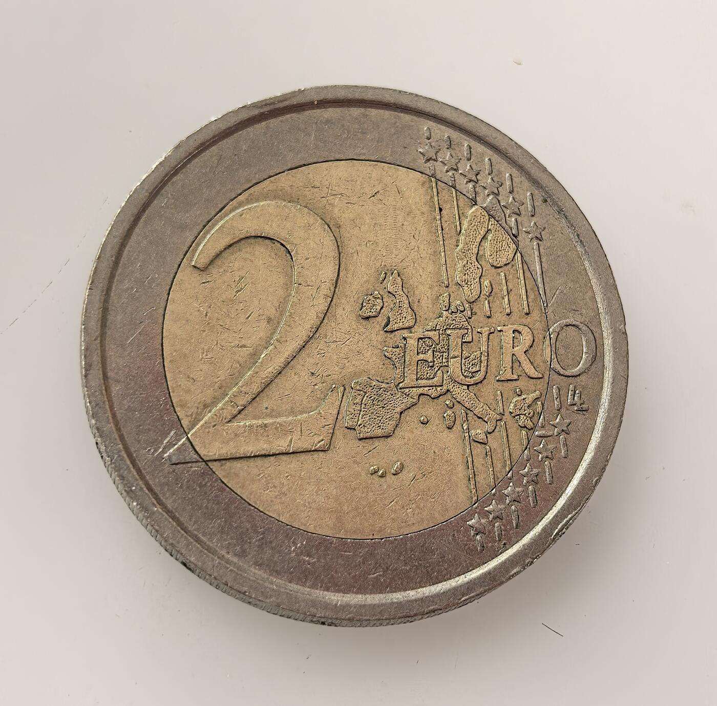 外国优质老铜币高银银币，周六九点倒数截拍，满百包邮，持续收拍，年后发货 意大利2 欧元欧洲宪法纪念币，双金属材质，正面以艺术图案搭配 “COSTITUZIONE EUROPEA” 铭文，背面为欧元统一面额设计，为纪念欧洲宪法进程发行，见证欧盟一体化的宪法探索阶段。