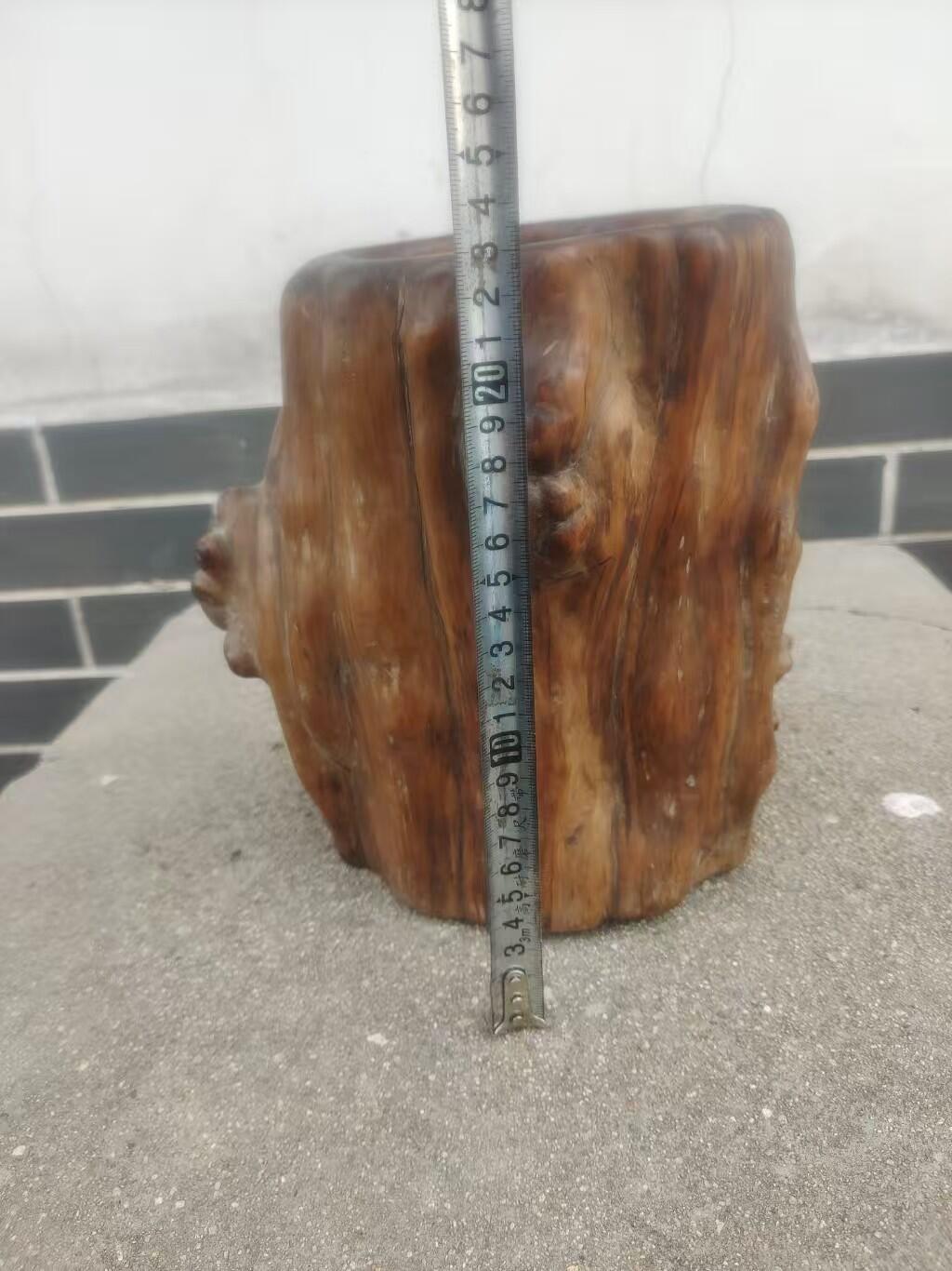 清代老根雕笔筒，木质厚重，瘤疤自然，造型独特，文房佳器。适合收藏或办公案头摆件