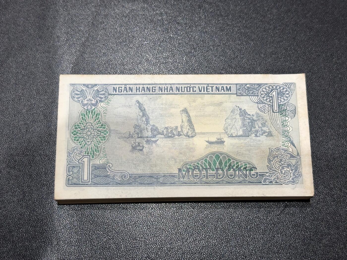 《外钞收藏家》第六百零九期（农历年前收官场、本期年后快递恢复正常再发货）（本平台长期征集拍品、欢迎藏友们联系合作） 1985年越南1盾 标准100连号 品相如图 有黄潮斑