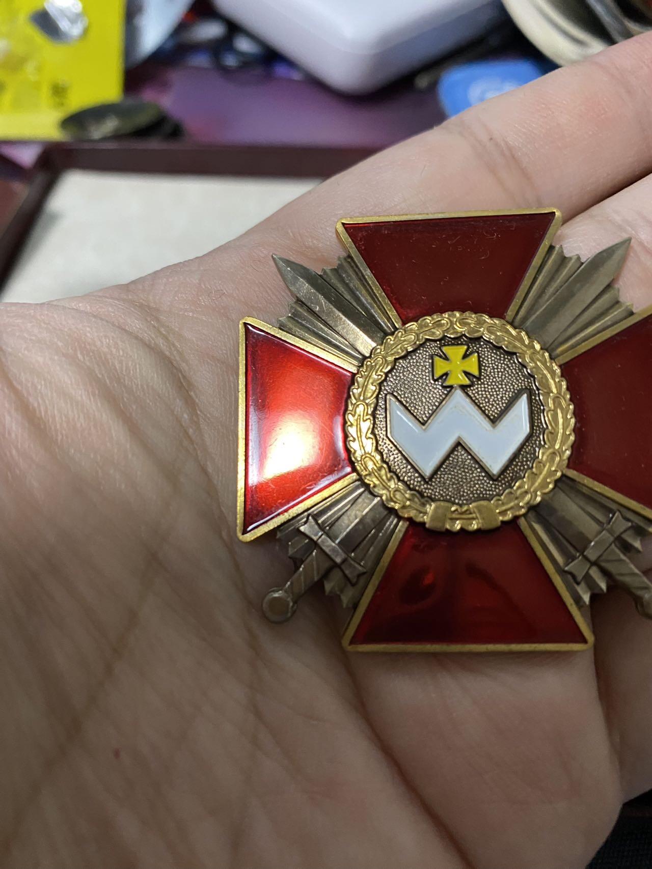 苏联勋章奖章2月12日晚上九点结束在麦稀奇 找不到的加我qq或者微信都是184277308备注苏章拍卖。最好加微信群每次都会通知还有提前可以一口价的 最近会持续拍卖一些东西。 乌克兰勋章 带证书 原盒 品相非常好 还有个85为国的证书也是他的