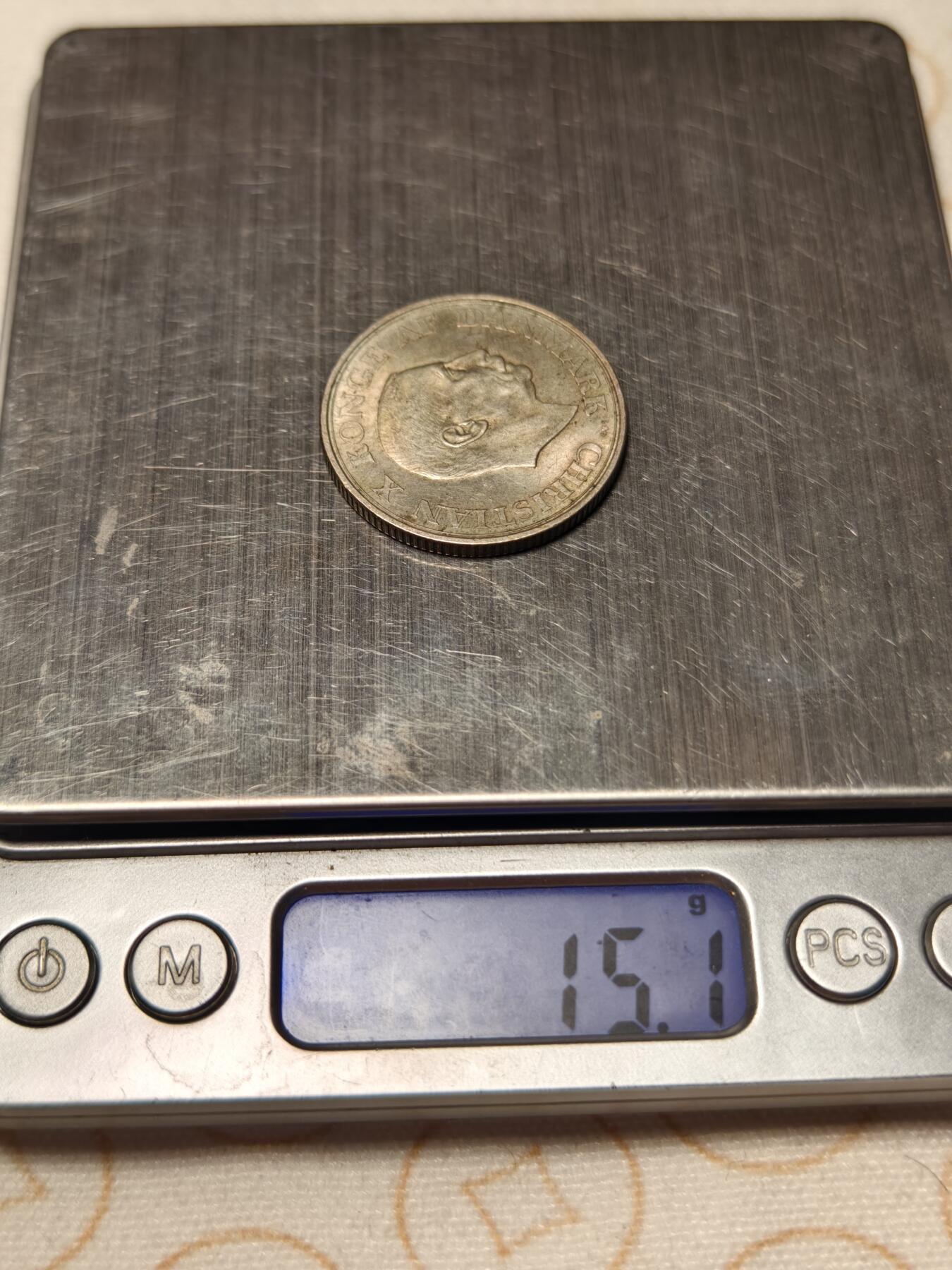 抚柳草堂-第十二期章牌钱币  奖章勋章限时免佣 满百包邮 放漏专场 1937丹麦克里斯蒂安十世在位25周年纪念2克朗银币 重15.1g  原味自然老包浆 观感舒适