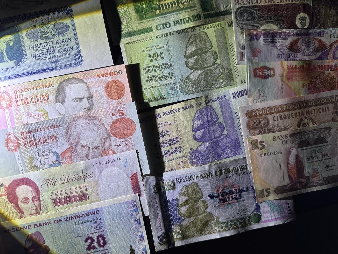 《外钞收藏家》第六百零九期（农历年前收官场、本期年后快递恢复正常再发货）（本平台长期征集拍品、欢迎藏友们联系合作） 几十张精美纸币一起 大部分全新 个别几张不绝