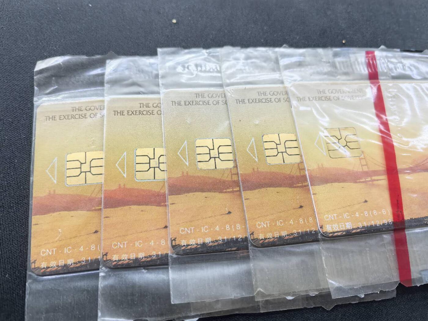 中国集卡电话磁卡专场拍卖(五十四) 香港回归夜景版IC卡5套原封套新卡芯片有的有锈点
