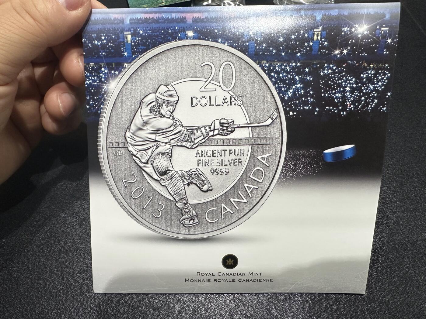 《外钞收藏家》第六百零九期（农历年前收官场、本期年后快递恢复正常再发货）（本平台长期征集拍品、欢迎藏友们联系合作） 加拿大2013年20加元冰球运动卡装纪念精制银币（8g纯银）