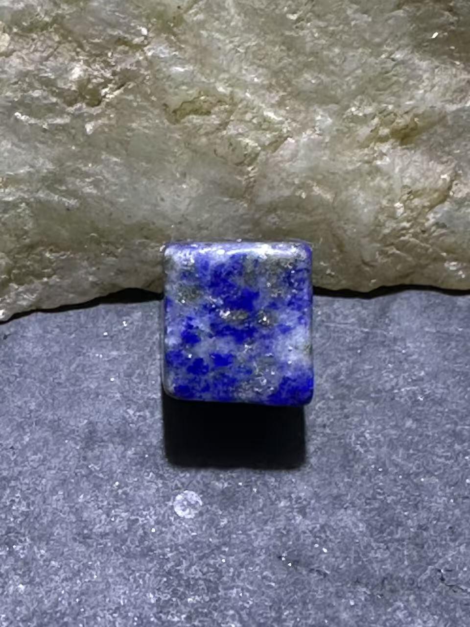 精美阿富汗老矿青金石六面方形珠一颗