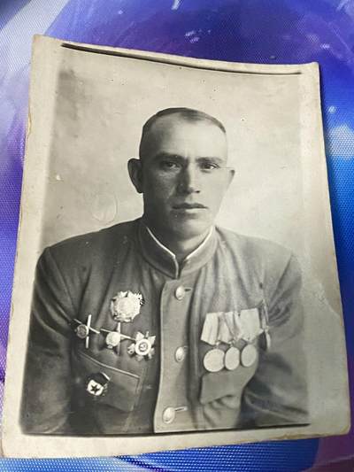 苏联勋章奖章2月12日晚上九点结束在麦稀奇 找不到的加我qq或者微信都是184277308备注苏章拍卖。最好加微信群每次都会通知还有提前可以一口价的 最近会持续拍卖一些东西。 - 苏联君官照片 获得过亚历山大 比较少见 背面信息