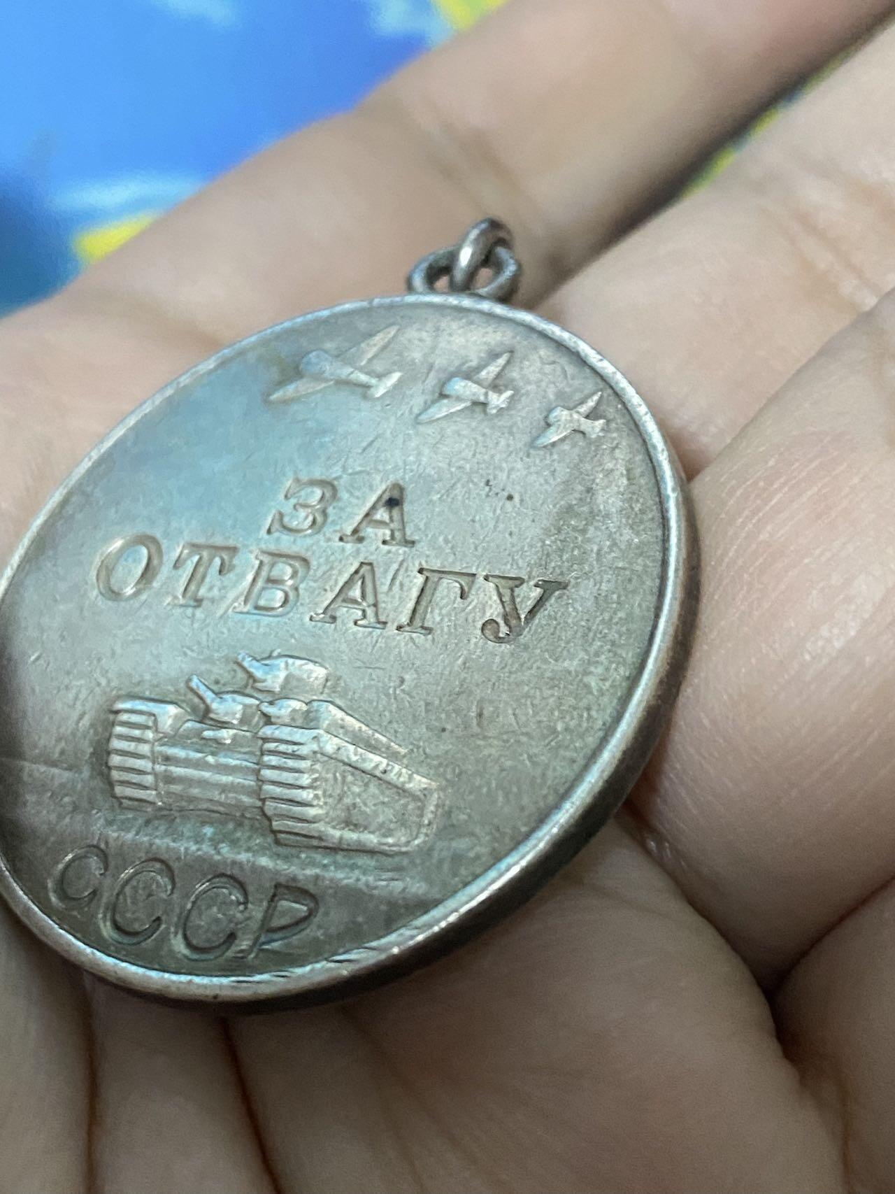 苏联勋章奖章2月12日晚上九点结束在麦稀奇 找不到的加我qq或者微信都是184277308备注苏章拍卖。最好加微信群每次都会通知还有提前可以一口价的 最近会持续拍卖一些东西。 勇敢奖章 带原环没开 3242719 杀敌获得档案弄丢了所以当普通的拍