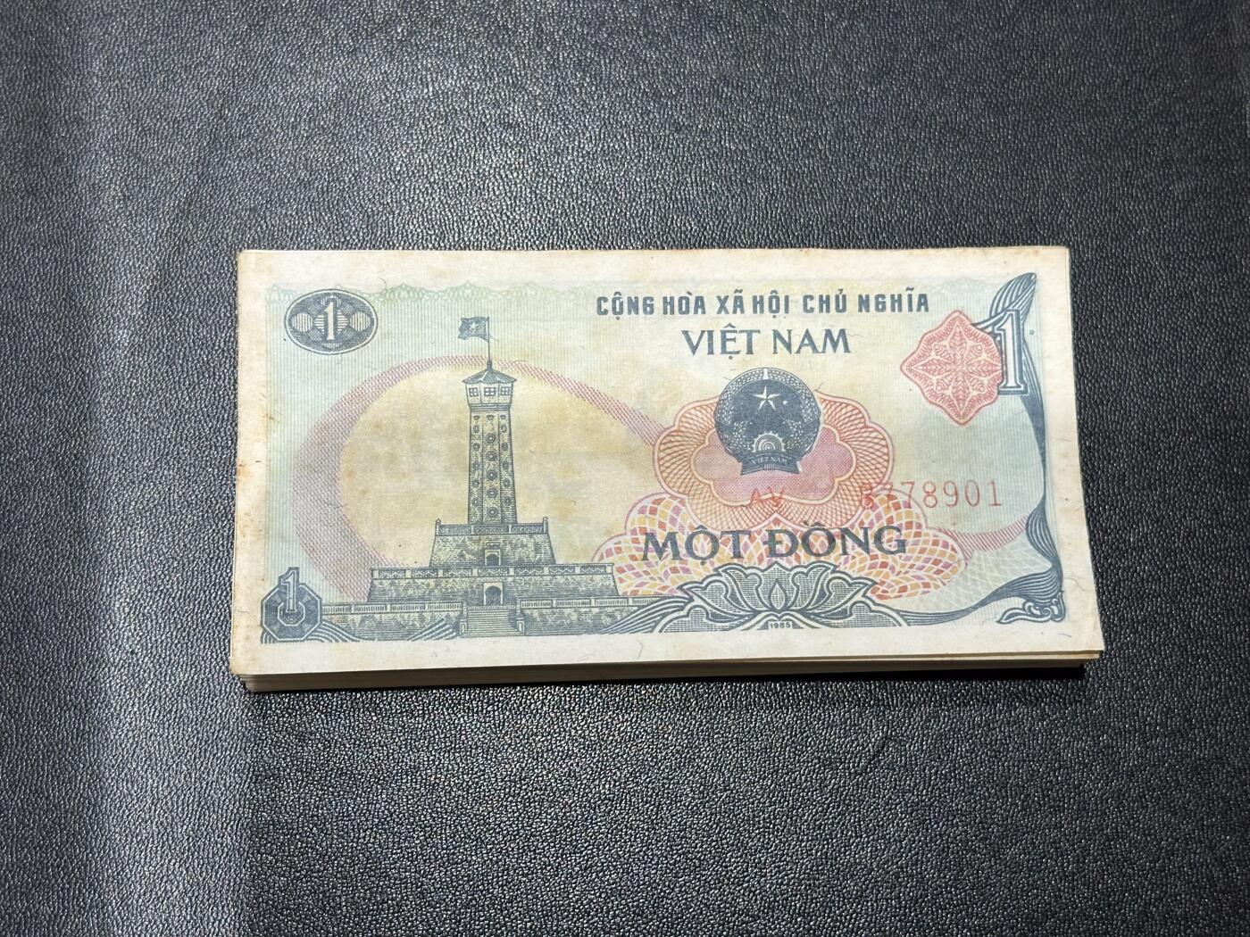 《外钞收藏家》第六百零九期（农历年前收官场、本期年后快递恢复正常再发货）（本平台长期征集拍品、欢迎藏友们联系合作） 1985年越南1盾 标准100连号 品相如图 有黄潮斑