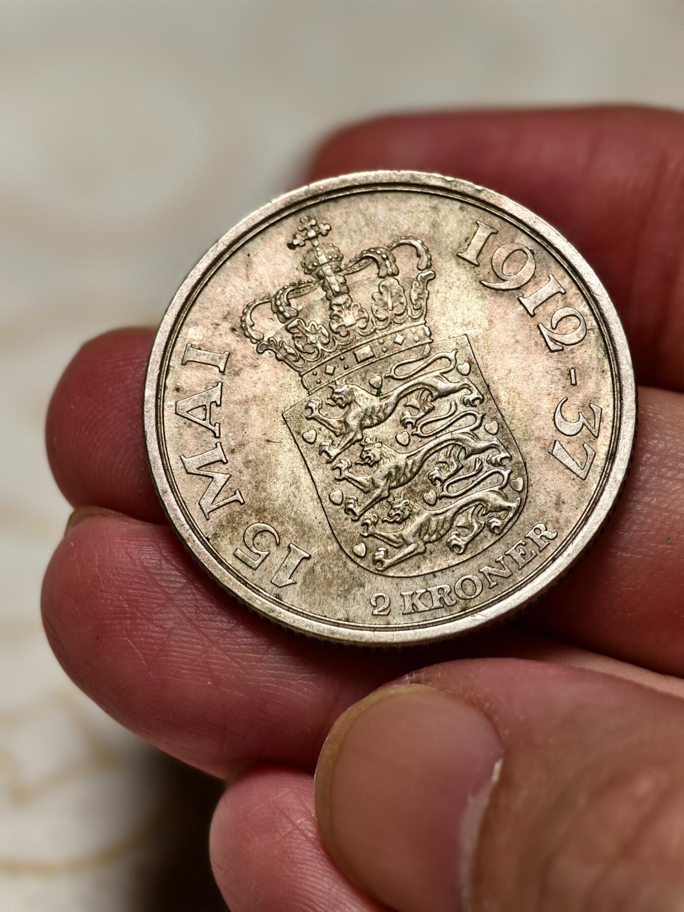 抚柳草堂-第十二期章牌钱币  奖章勋章限时免佣 满百包邮 放漏专场 1937丹麦克里斯蒂安十世在位25周年纪念2克朗银币 重15.1g  原味自然老包浆 观感舒适