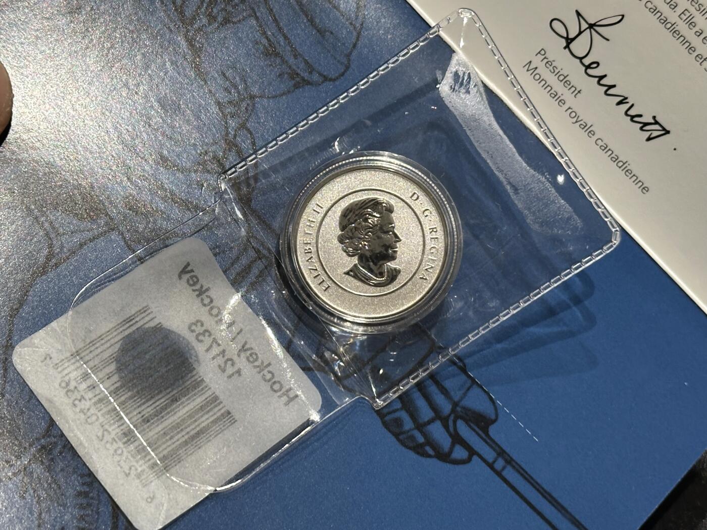 《外钞收藏家》第六百零九期（农历年前收官场、本期年后快递恢复正常再发货）（本平台长期征集拍品、欢迎藏友们联系合作） 加拿大2013年20加元冰球运动卡装纪念精制银币（8g纯银）