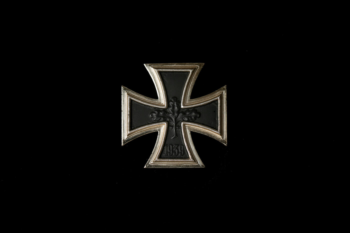 欢庆春节！戎马世界章牌大赏第112期春节大拍  德专场 57版一级铁十字勋章 白油品相极好