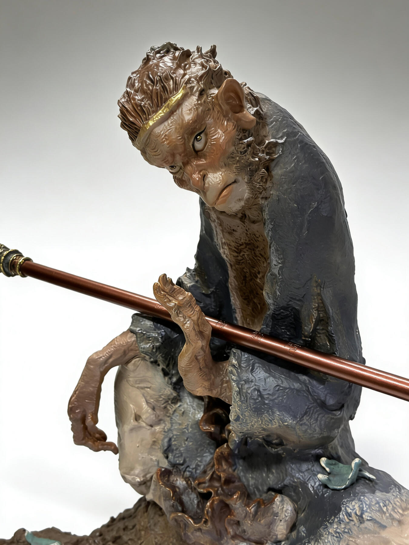 白泽拍卖卡牌手绘专场第32期（愿得长如此 年年物侯新） 2025 胡艺龙工艺雕像 鬼雕悟空 规格（按最长边）：28.5cm*34cm*14cm 金箍棒长40cm+收藏证书（胡艺龙亲签+简绘）