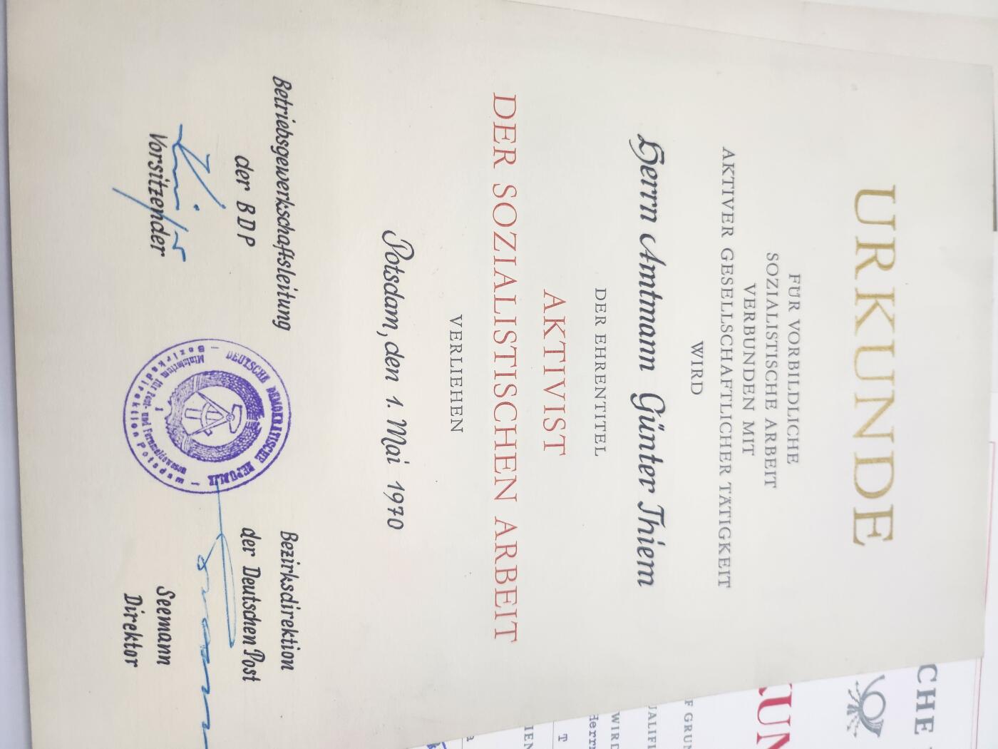 南水社第二次拍卖 民主德国波茨坦邮政负责人套证。任职证明、邮政等级资格证书、社会主义劳动积极分子荣誉证书、奖金证书、党内任职文件、工作通知及退休文件共计45张