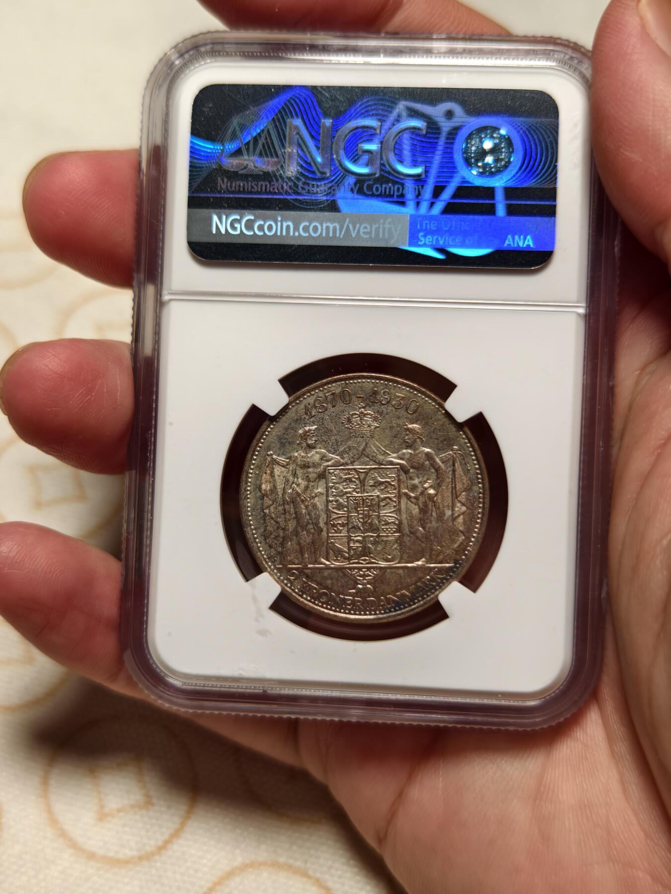 抚柳草堂-第十二期章牌钱币  奖章勋章限时免佣 满百包邮 放漏专场 1930 丹麦NGC MS62 2克朗 国王60周年大寿纪念银币 背面浮雕清晰状态一流