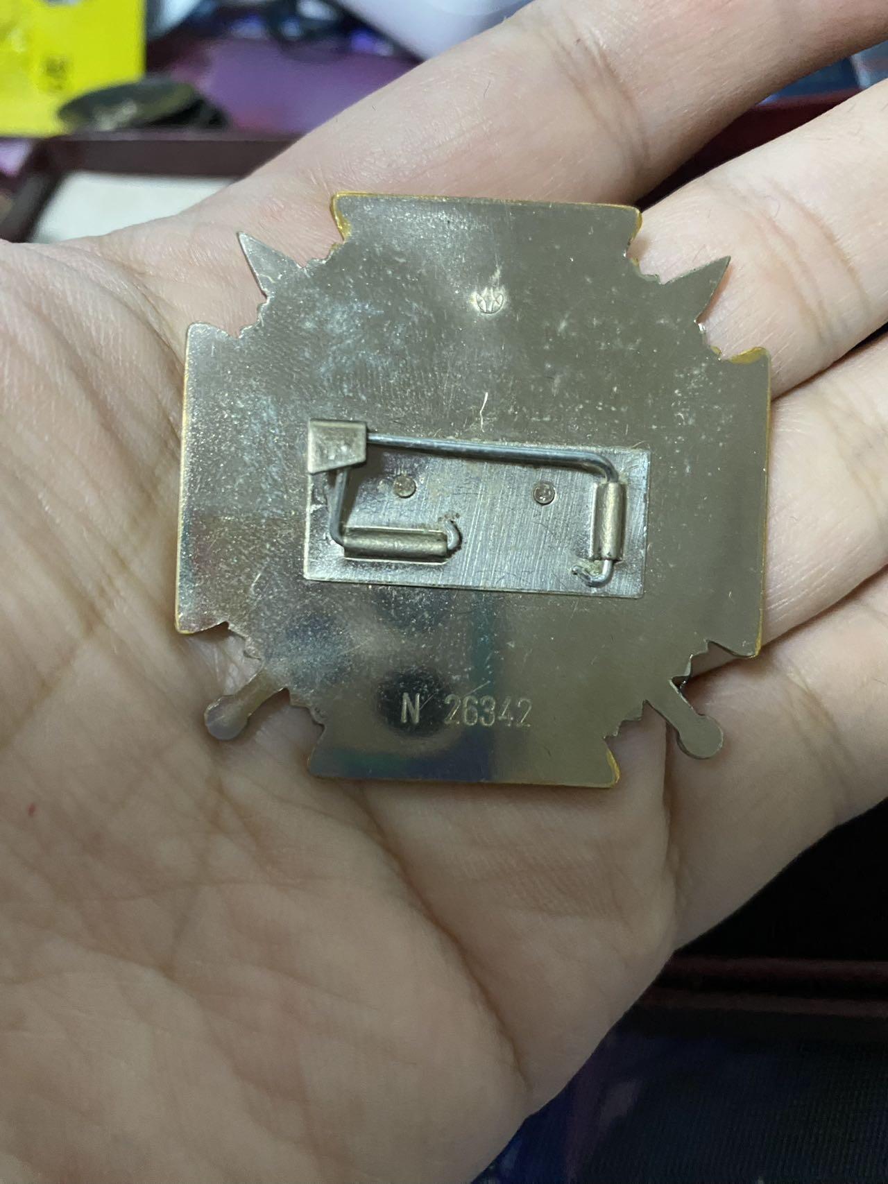 苏联勋章奖章2月12日晚上九点结束在麦稀奇 找不到的加我qq或者微信都是184277308备注苏章拍卖。最好加微信群每次都会通知还有提前可以一口价的 最近会持续拍卖一些东西。 乌克兰勋章 带证书 原盒 品相非常好 还有个85为国的证书也是他的