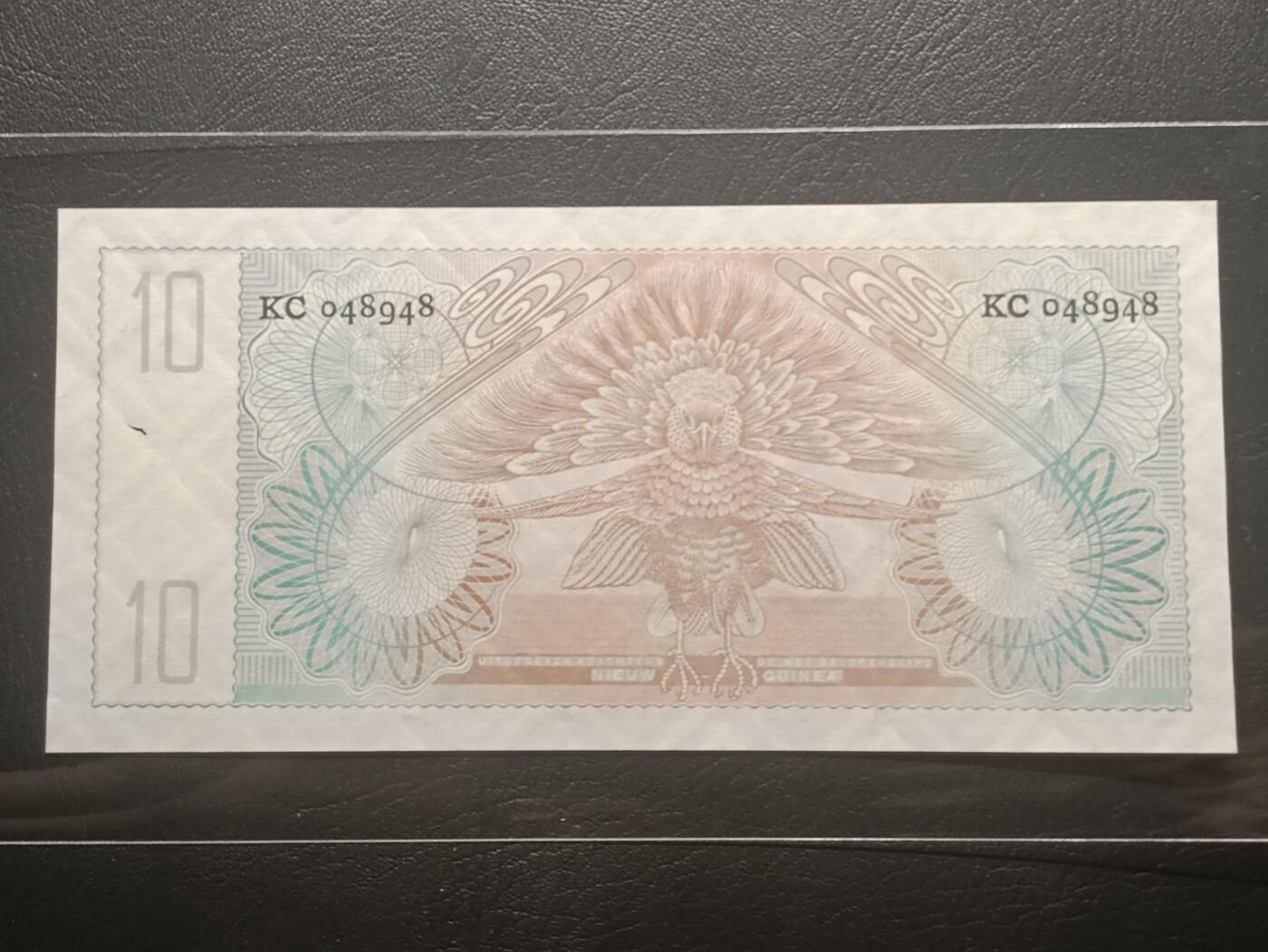 【年前末拍！】2026二月第二期，总216期 荷属新几内亚（现巴布亚新几内亚的一部分）1954版10盾UNC-有针孔，极其稀有的地区纸币，朱丽安娜女王，新几内亚此时期发行的纸币几乎难得一见