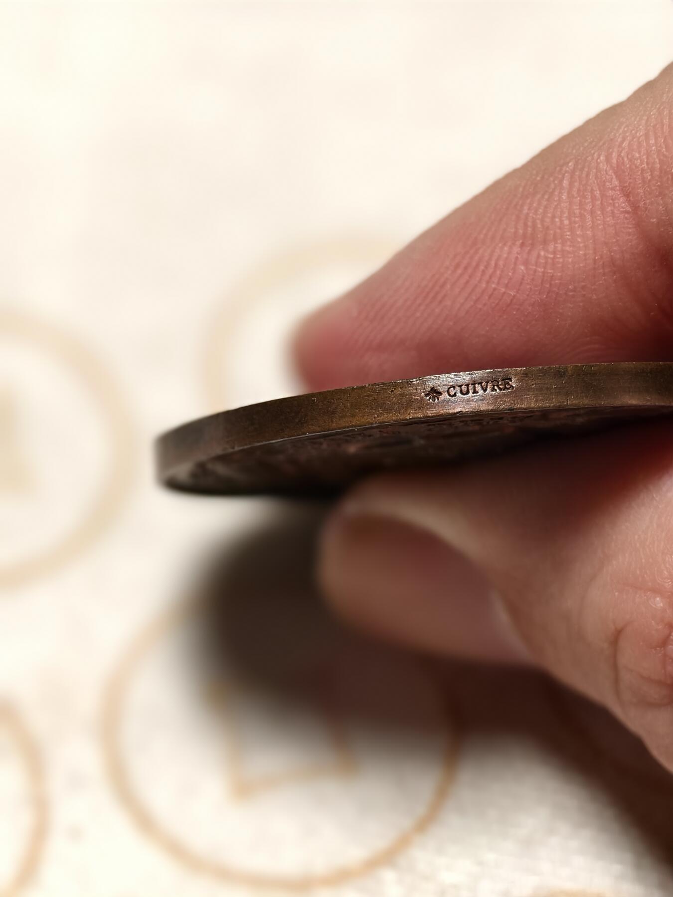 抚柳草堂-第十二期章牌钱币  奖章勋章限时免佣 满百包邮 放漏专场 1873法国天主教工人联盟实刻纪念铜章 巴黎造币厂E.罗韦尔雕刻大师出品 直径37.8mm 重18.7g 蜜蜂Cuivre边铭 少见品种