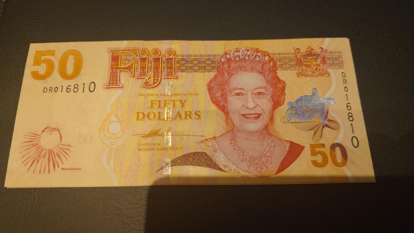 【新年十四拍～节前最后一场】世界钱币～微拍第233期暨2026年第14期  二个月内剩余新货尾货清仓 成本价起拍超值 2007年斐济50元 全新绝品无47倒置号 尾号810