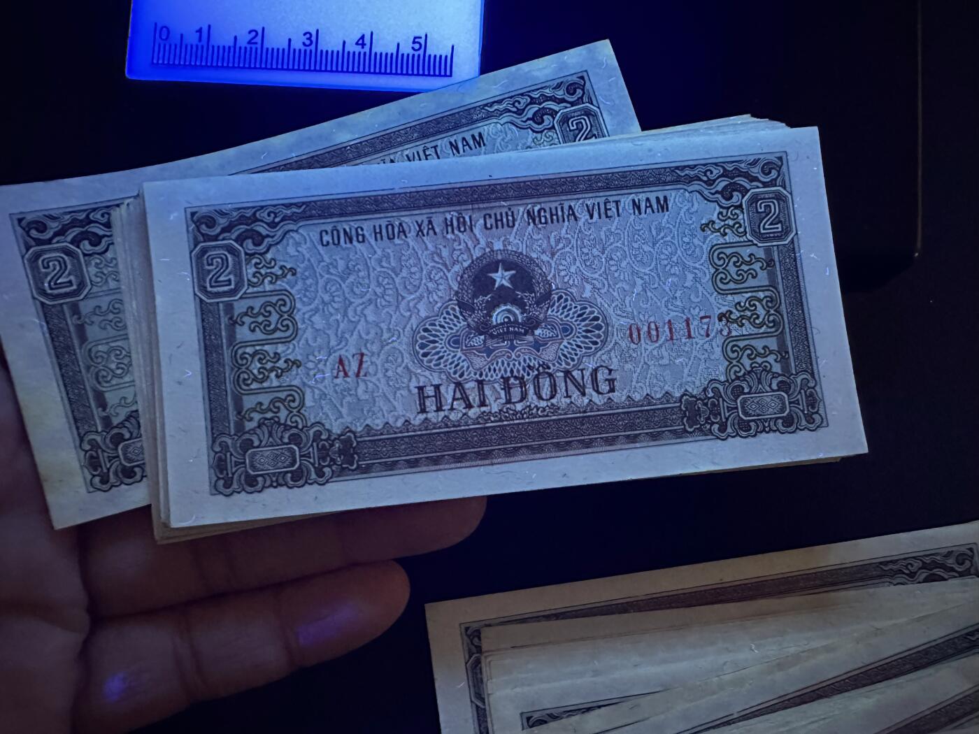 《外钞收藏家》第六百零九期（农历年前收官场、本期年后快递恢复正常再发货）（本平台长期征集拍品、欢迎藏友们联系合作） 1980年越南2盾 100张 只有一部分连号 大部分不是 有黄潮斑 如图