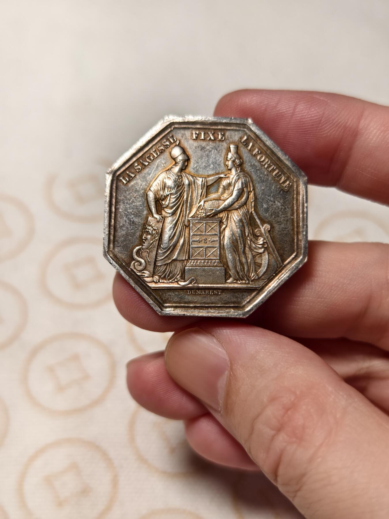 抚柳草堂-第十二期章牌钱币  奖章勋章限时免佣 满百包邮 放漏专场 1860-1879法兰西储蓄银行八角银章 950银重24.5克 36.5mm 蜜蜂银标 早期版本 美杜莎盾牌细节到位