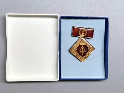 小驴勋章奖章收藏2月7日周六晚六点拍卖（珍爱和平，收藏战争，铭记历史，勿忘国耻，忠党爱国。有偿代拍，送拍规则在简介最后，参拍须阅读规则后再参拍，关系到运费包装发货时效真假辨别等关键信息，拍卖时不再发原图，看大图店主微信码在拍卖店铺介绍里） - 东德社会主义劳动积极分子奖章带盒