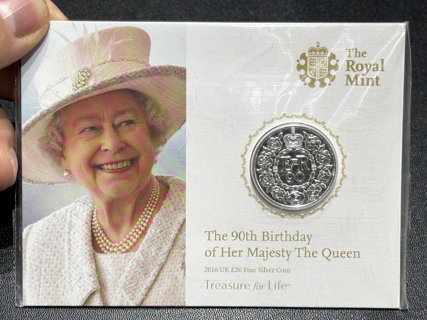《外钞收藏家》第六百零九期（农历年前收官场、本期年后快递恢复正常再发货）（本平台长期征集拍品、欢迎藏友们联系合作） 英国2016年20镑女王90大寿精制纪念银币（1/2盎司纯银）