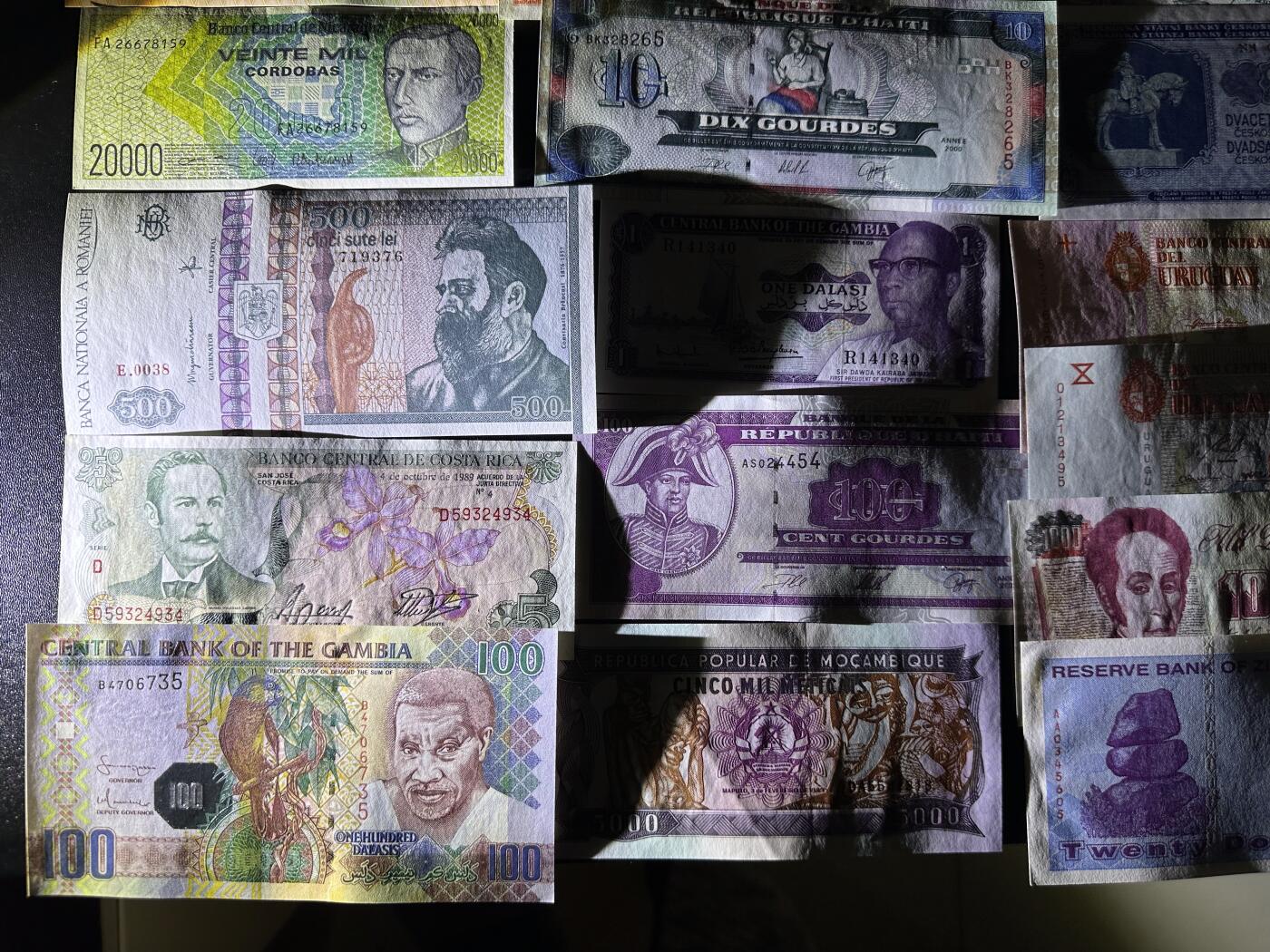 《外钞收藏家》第六百零九期（农历年前收官场、本期年后快递恢复正常再发货）（本平台长期征集拍品、欢迎藏友们联系合作） 几十张精美纸币一起 大部分全新 个别几张不绝