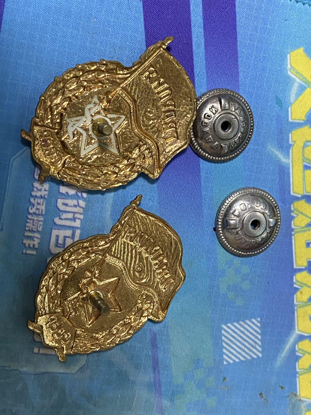 苏联勋章奖章2月12日晚上九点结束在麦稀奇 找不到的加我qq或者微信都是184277308备注苏章拍卖。最好加微信群每次都会通知还有提前可以一口价的 最近会持续拍卖一些东西。 苏联近卫军徽章 三个 一个早期铜盖 两个后来的 珐琅都有些瑕疵 