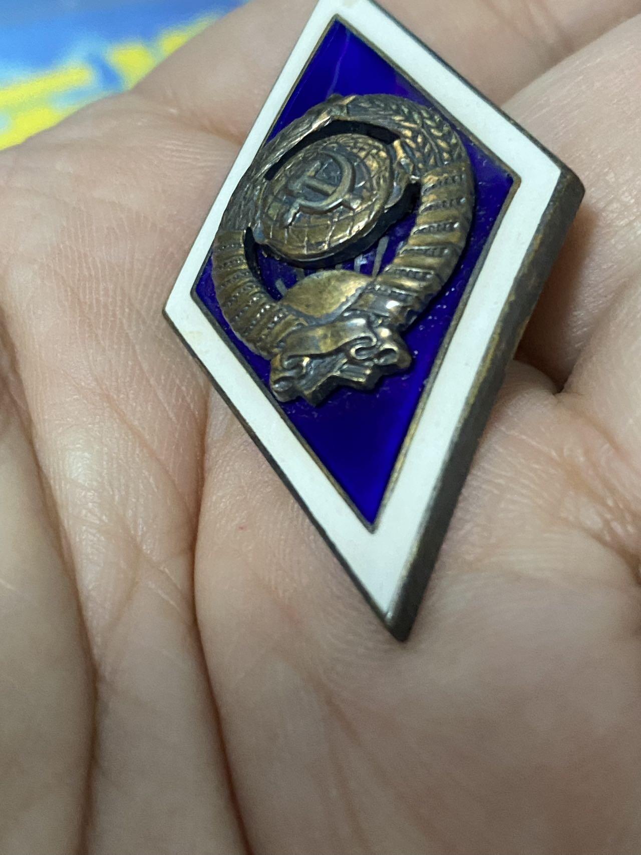 苏联勋章奖章2月12日晚上九点结束在麦稀奇 找不到的加我qq或者微信都是184277308备注苏章拍卖。最好加微信群每次都会通知还有提前可以一口价的 最近会持续拍卖一些东西。