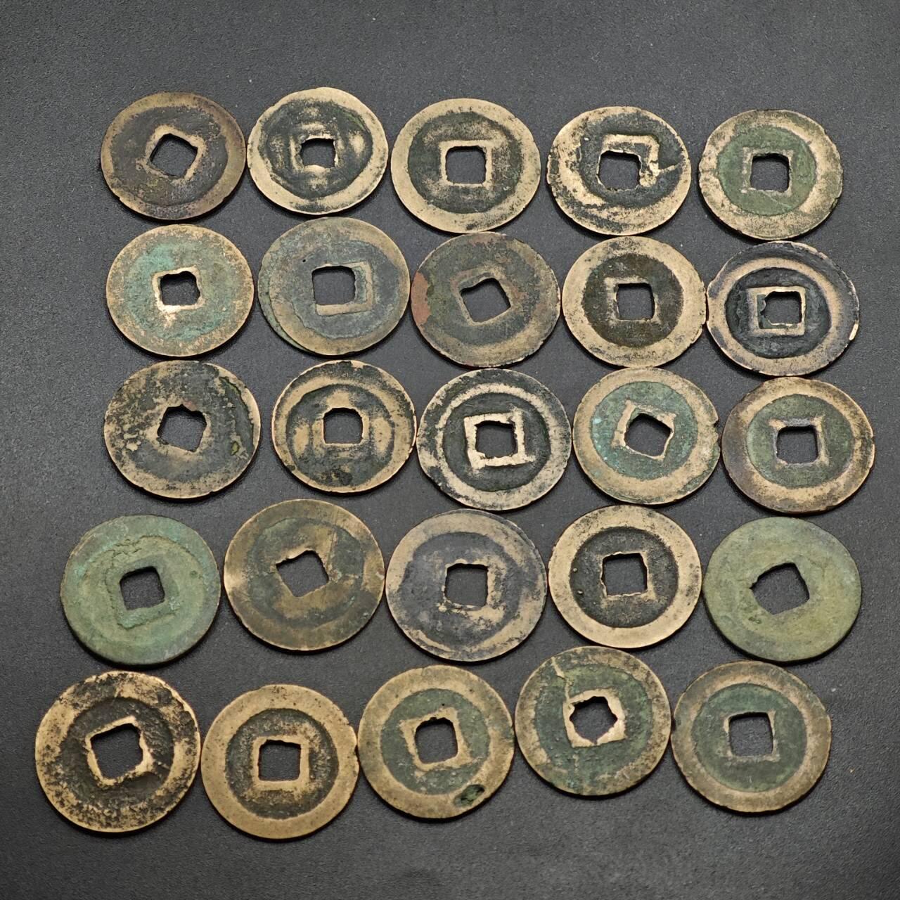  【淘币小摊】限时拍第八百六十六拍   散币场    年前最后一周之前预留8号9号全部发出请更换最新收货地址不方便收货的请勿参拍或者顺丰到付 熙宁元宝25枚