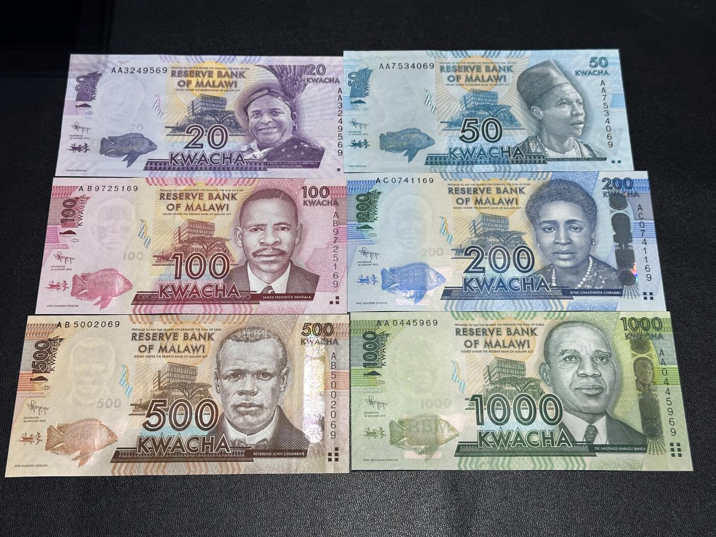 《外钞收藏家》第六百零九期（农历年前收官场、本期年后快递恢复正常再发货）（本平台长期征集拍品、欢迎藏友们联系合作） 马拉维2012年初版20-1000克瓦查（多张AA字冠，尾二同。都是69）		UNC