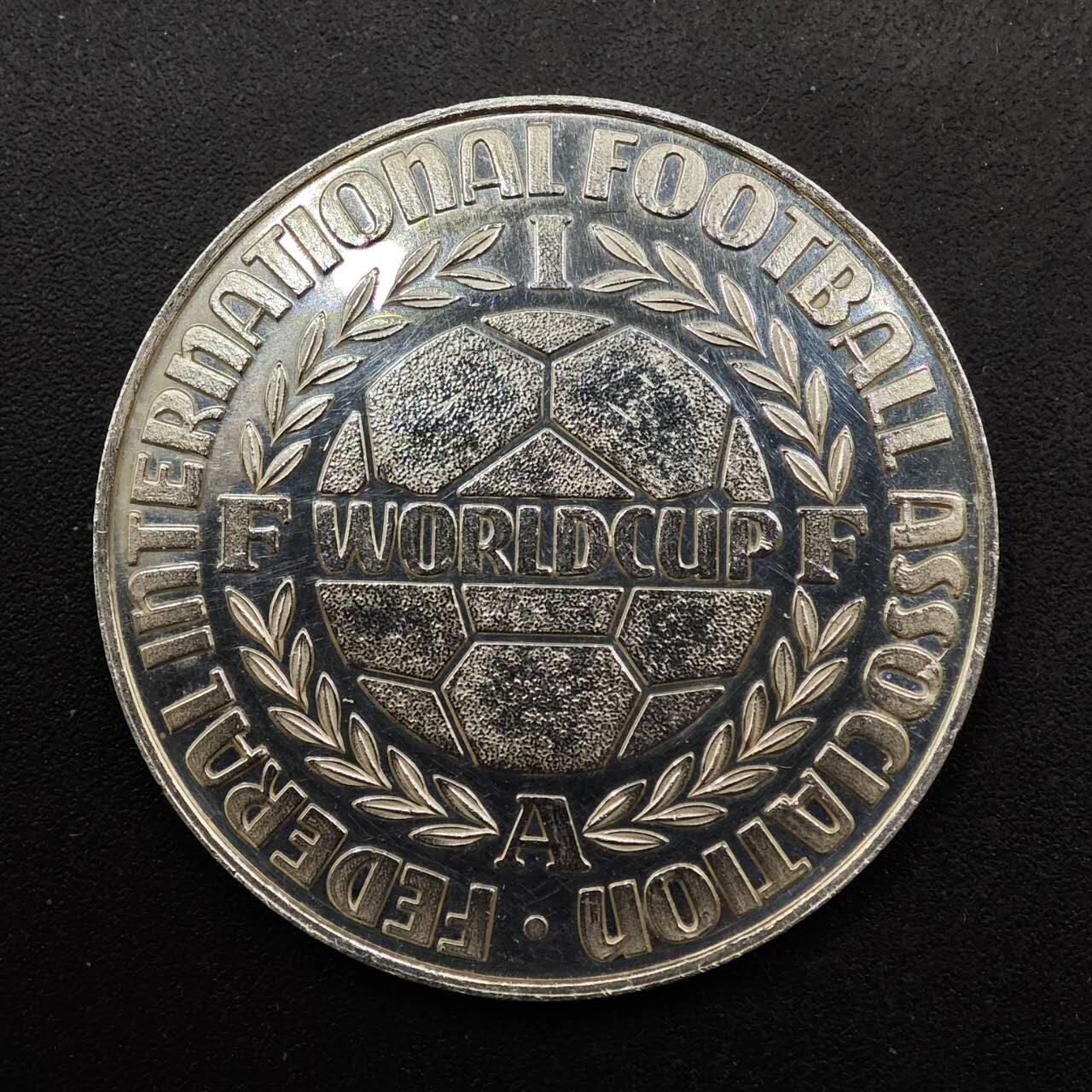  【淘币小摊】限时拍第八百六十六拍   散币场    年前最后一周之前预留8号9号全部发出请更换最新收货地址不方便收货的请勿参拍或者顺丰到付 德国世界杯银章1000银15.2克