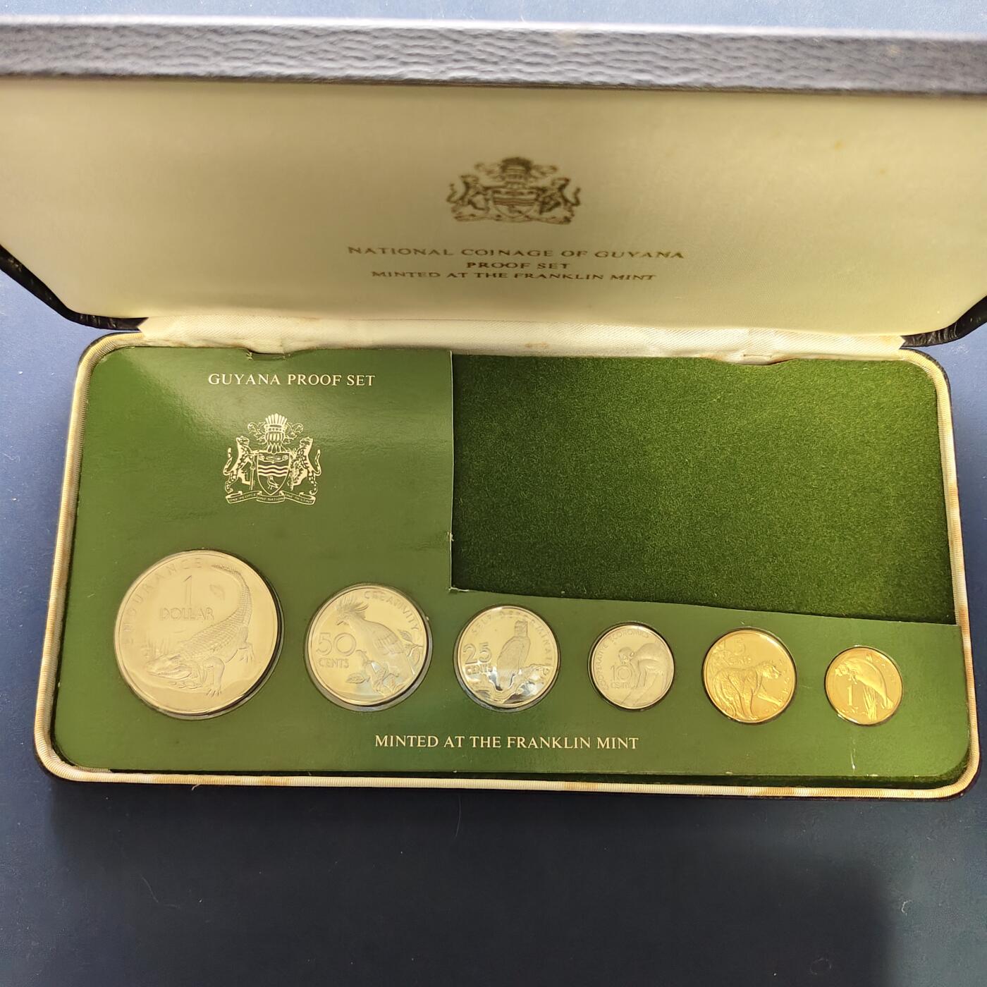 【全场包邮】纯粹捡漏拍501场-持续更新中 【少见】圭亚那1977年官方卡装精制套币-无银币+原盒-量7215